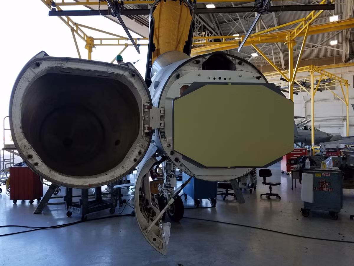 Với sự tiến bộ của công nghệ radar và tên lửa không đối không, trang bị trên máy bay chiến đấu, các cuộc không chiến ngoài đường chân trời ngày càng trở nên phổ biến, và cơ hội tác chiến tầm gần ngày càng ít đi. Ảnh: Radar Radar APG-83 AESA trang bị trên F-16 – Nguồn: Lockheed Martin
