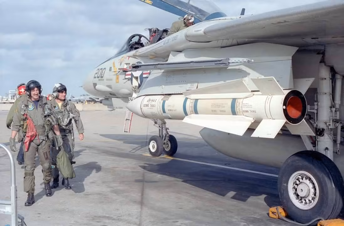 Trong Chiến tranh Iran-Iraq, máy bay chiến đấu F-14 của Iran, đã kết hợp tính năng của radar AWG-9 trang bị trên F-14 và tên lửa AIM-54 Phoenix, để săn tìm máy bay của Không quân Iraq; F-14 liên tiếp bắn hạ nhiều máy bay chiến đấu của Iraq. Ảnh: Tên lửa AIM-54 Phoenix – Nguồn: Wikipedia