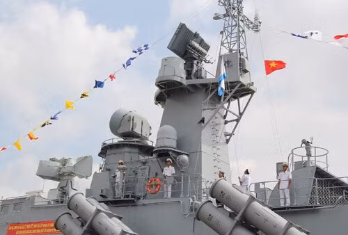 Một số loại tàu tên lửa tấn công nhanh còn không được trang bị các bệ phóng tên lửa phòng không cố định mà chỉ dựa vào pháo cao tốc AK-630 cũng như các tên lửa phòng không vác vai khai hoả trực tiếp để ngăn chặn những mối đe doạ từ trên không. Tiêu biểu như tàu tên lửa 12418 Molniya hay 1241RE.