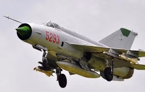 Hồi đó, hầu hết máy bay ném bom B-52 vào ném bom rải thảm "vùng cán xoong" (từ Thanh Hóa đến Quảng Bình) đều xuất phát từ căn cứ Utapao (Thái Lan). Ta tạo bẫy bằng cách, mỗi khi B-52 xuất hiện thì cho 1 chiếc MiG-21 cất cánh từ sân bay ở Quân khu 4 lên đánh chặn rồi hạ cánh tại các sân bay phía Bắc, và chỉ đánh ban ngày. 