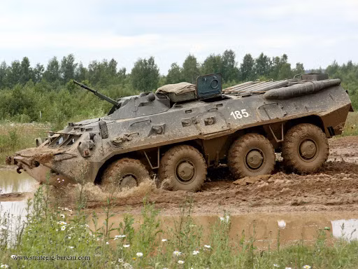Xe BTR-80 được trang bị động cơ diesel mạnh mẽ và lớp giáp tốt, giúp tăng đáng kể khả năng việt dã và phòng vệ của xe so với các thế hệ xe bọc thép chở quân trước nó.