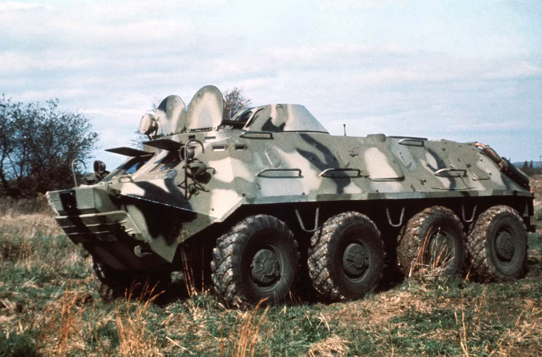Tiếp theo là BTR-60, là loại xe bọc thép chở quân bánh lốp đầu tiên của Liên Xô có 8 bánh, mẫu xe này chính là mẫu thiết kế các loại xe BTR-70, BTR-80, BTR-90 sau này, vì vậy mà chúng có hình dạng gần giống nhau. Xe có khả năng lội nước khá tốt nên thường được dùng để đổ bộ.