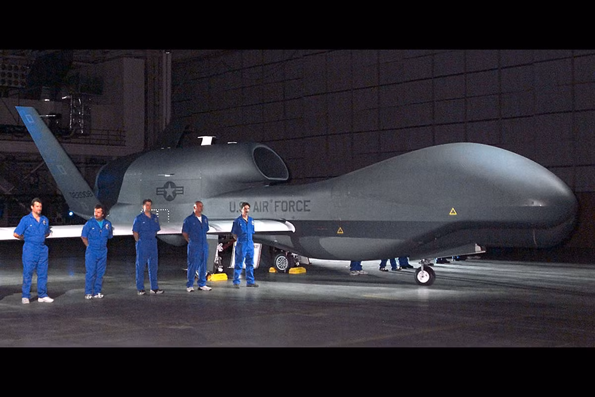 Số UAV Global Hawk Block40 còn lại của Không quân Mỹ, sẽ phải khai thác “tối đa” trong vòng từ 6 đến 8 năm tới, do niên hạn sử dụng của máy bay giám sát liên hợp chiến trường E-8 đã gần hết, nên khả năng giám sát và trinh sát trên mặt đất của nó ngày càng trở nên không đáng tin cậy. Do đó, Global Hawk sẽ lấp đầy khoảng trống này.