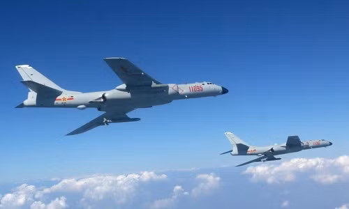 Nhưng có một điều may mắn cho Trung Quốc, là hiện nay cả F-14 và tên lửa AIM-54 đã bị Hải quân Mỹ cho loại biên từ nhiều năm trước. Các tên lửa AMRAAM và tiêm kích hạm F/A-18 hay thế chúng, thì không đủ tầm. Khả năng phòng không, của tiêm kích hạm Hải quân Mỹ ngày nay, được đánh giá yếu hơn so với những năm 1980.