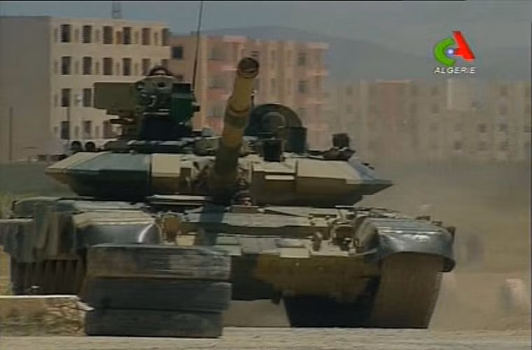 Thứ hai là Algeria, là khách hàng nước ngoài lớn thứ hai đối với xe tăng T-90, Algeria từ lâu đã là khách hàng lớn về thiết giáp của Nga và hiện đang sở hữu hơn 1.500 xe tăng Liên Xô và Nga.