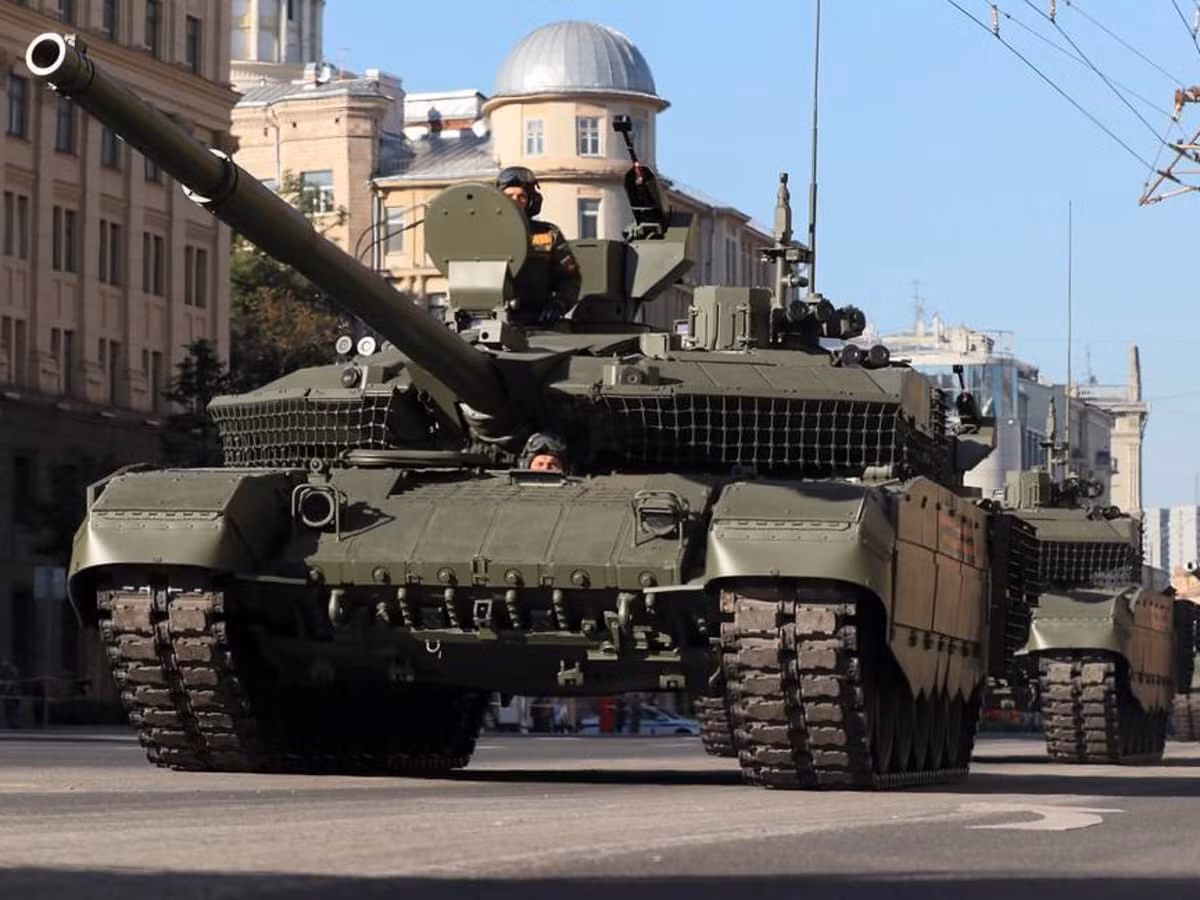 Xe tăng chủ lực T-90M cũng được trang bị pháo 2A46M-5 và hệ thống điều khiển hỏa lực Kalina như xe tăng T-14, hệ thống bảo vệ chủ động Afghanit và giáp phản ứng nổ Relikt mang lại khả năng sống sót cao hơn và hỏa lực vượt trội hơn nhiều.
