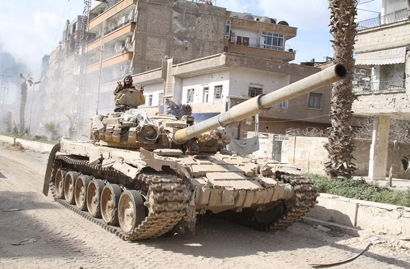 Các đơn vị tinh nhuệ hơn của Syria được trang bị xe tăng T-90A, một biến thể T-90 cũ hơn nhiều đã được phục vụ trong quân đội Nga từ năm 2004. Ngoài ra, Syria vẫn có thể tiếp tục được cung cấp các loại xe tăng cũ của Nga nếu nước này gặp phải tình trạng thiếu hụt nghiêm trọng.