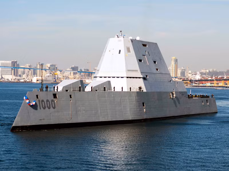 Vào thập niên 2000, tàu khu trục tàng hình DDG-1000 Zumwalt là chiếc đầu tiên của thế hệ tàu khu trục tiếp theo của Hải quân Mỹ, được trang bị nhiều công nghệ tương lai; thủy thủ đoàn chỉ cần 95 người, thay vì 300 người như trên tàu khu trục lớp Arleigh Burke. Dự kiến sẽ có 32 chiếc DDG-1000 thay thế tàu khu trục lớp Arleigh Burke.