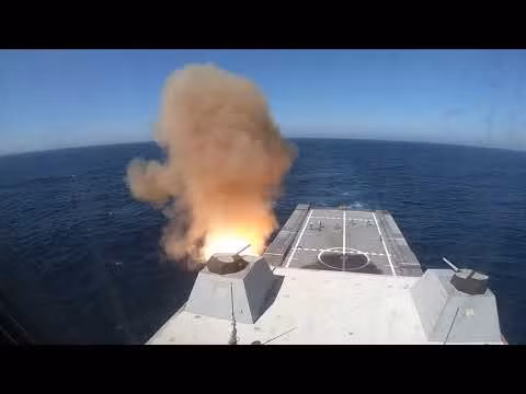 Sàn đáp và nhà chứa máy bay rộng rãi của Zumwalt, có thể chứa tối đa ba máy bay trực thăng MQ-8B hoặc hai trực thăng MH-60R, được trang bị tên lửa chống tăng Hellfire hoặc ngư lôi. Ngoài ra Zumwalt cũng trang bị một sonar băng thông kép, có khả năng săn tàu ngầm, nhưng thiếu ngư lôi như tàu khu trục Arleigh Burke.