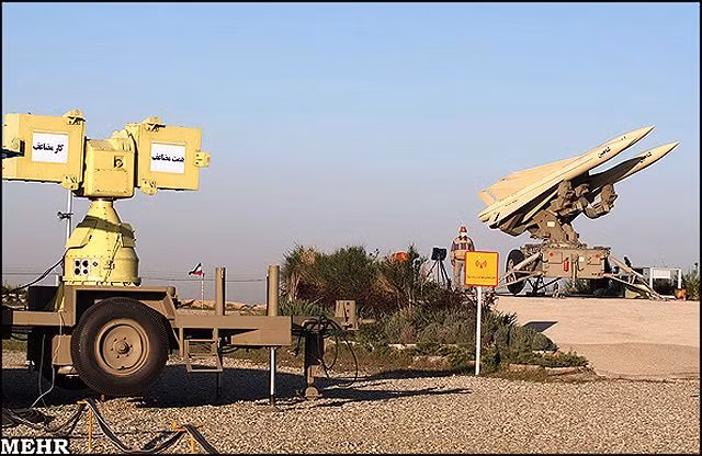 "Cần đặc biệt chú trọng đào tạo chỉ huy phòng không quân sự, chống UAV và cải tiến phương pháp phát hiện và tiêu diệt UAV. Lĩnh vực này đang tích cực phát triển và có triển vọng trong các chiến lược sử dụng lực lượng phòng không, đang được sử dụng". Điều này đã được trình bày trong sổ tay hướng dẫn điều lệnh chiến đấu mới của Quân đội Iran. Ảnh: Hệ thống phòng không Mersad của Iran - Nguồn: IRNA