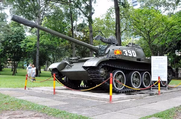 Tiếp theo là xe tăng T-59 số hiệu 390, thuộc Đại đội xe tăng 4, Tiểu đoàn 1, Lữ đoàn xe tăng 203. Lúc 10 giờ 45 phút ngày 30/4/1975, xe tăng đã húc đổ cổng chính Dinh Độc Lập, góp phần làm nên chiến thắng trong Chiến dịch Hồ Chí Minh.