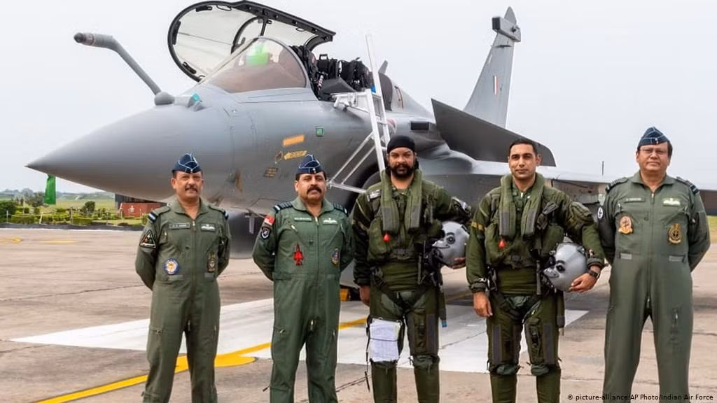Ấn Độ năm 2014 cũng đã ký hợp đồng với Dassault Aviation, mua 136 chiếc chiến đấu cơ Rafale cho lực lượng không quân của họ; nhưng cuối cùng chỉ có 36 chiếc được chuyển giao và các nghị sĩ Ấn Độ yêu cầu chấm dứt hợp đồng, do giá tiêm kích Rafale quá cao.
