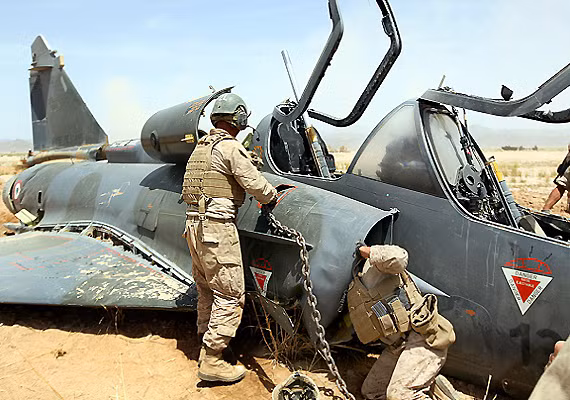 Phi đội Mirage 2000 của Ấn Độ liên tục gặp phải các vấn đề kỹ thuật khác nhau trong thập kỷ đầu tiên phục vụ. Năm 1995, cơ quan Tổng kiểm toán của chính phủ Ấn Độ đã báo cáo sự chậm trễ trong việc xây dựng các cơ sở đại tu và tình trạng thiếu phụ tùng thay thế, khiến đội Mirage 2000 không thể đáp ứng đủ giờ bay theo yêu cầu. 