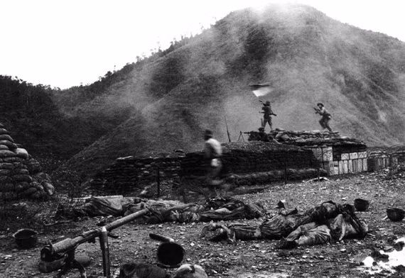 Trận đánh diễn ra từ 7 giờ sáng đến 5 giờ chiều ngày 28/2/1967 trên một ngọn đồi dưới chân núi Cù Đinh, thuộc làng Chanh, xã Tân Kim, Cam Lộ, Quảng Trị giữa 1 tiểu đội quân giải phóng miền Nam Việt Nam, bảo vệ kho thuộc Tiểu đoàn 1, Trung đoàn pháo binh 84 và 200 lính biệt kích thủy quân lục chiến - lực lượng tinh nhuệ nhất chỉ nhận người tình nguyện của quân đội Mỹ.