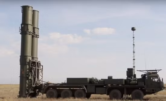 S-500 được thiết kế ngay từ đầu, để đối phó với nhiều loại mục tiêu trên không, bao gồm tên lửa đạn đạo, máy bay và tên lửa hành trình. Giống như nhiều hệ thống phòng không của Nga, S-500 có thể phóng một loạt tên lửa khác nhau để đánh chặn các vật thể bay, ở các phạm vi và độ cao khác nhau, của các mối đe dọa trên không.