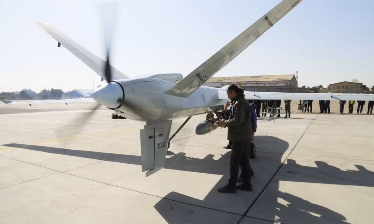 Về động cơ, UAV Predator được trang bị động cơ piston bốn xi-lanh, UAV Reaper sử dụng động cơ phản lực cánh quạt; còn UAV Kaman-22 của Iran sử dụng động cơ cánh quạt đẩy; nhưng chưa rõ là công ty nào, có thể sản xuất loại động cơ giúp UAV Kaman-22 bay xa như vậy?