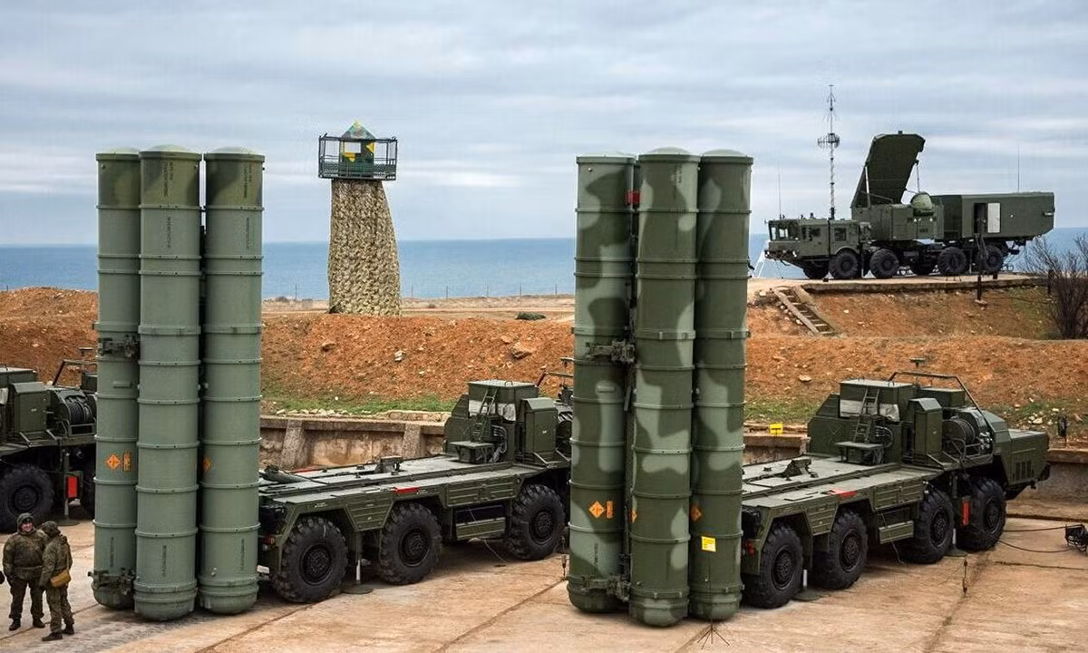 Hệ thống tên lửa S-400 bao gồm một đài điều khiển chiến đấu; radar mảng pha ba tọa độ, để phát hiện các mục tiêu trên không; tổ hợp tên lửa phòng không có từ 6-8 bệ phóng (mỗi bệ có 4 tên lửa); radar phát hiện và chiếu xạ mục tiêu, dẫn đường cho tên lửa và hệ thống hỗ trợ kỹ thuật.