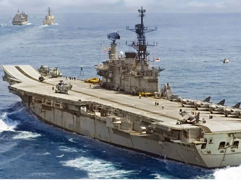 Vào tháng 8/1971, tàu sân bay INS Vikrant của Hải quân Ấn Độ được triển khai đến Vịnh Bengal để đề phòng xung đột. Vào tháng 11/1971, Islamabad đã đưa ra quyết định quan trọng, tách tàu ngầm Ghazi khỏi lực lượng chủ lực của Hải quân Pakistan ở Biển Ả Rập, để bí mật cơ động đến Vịnh Bengal.