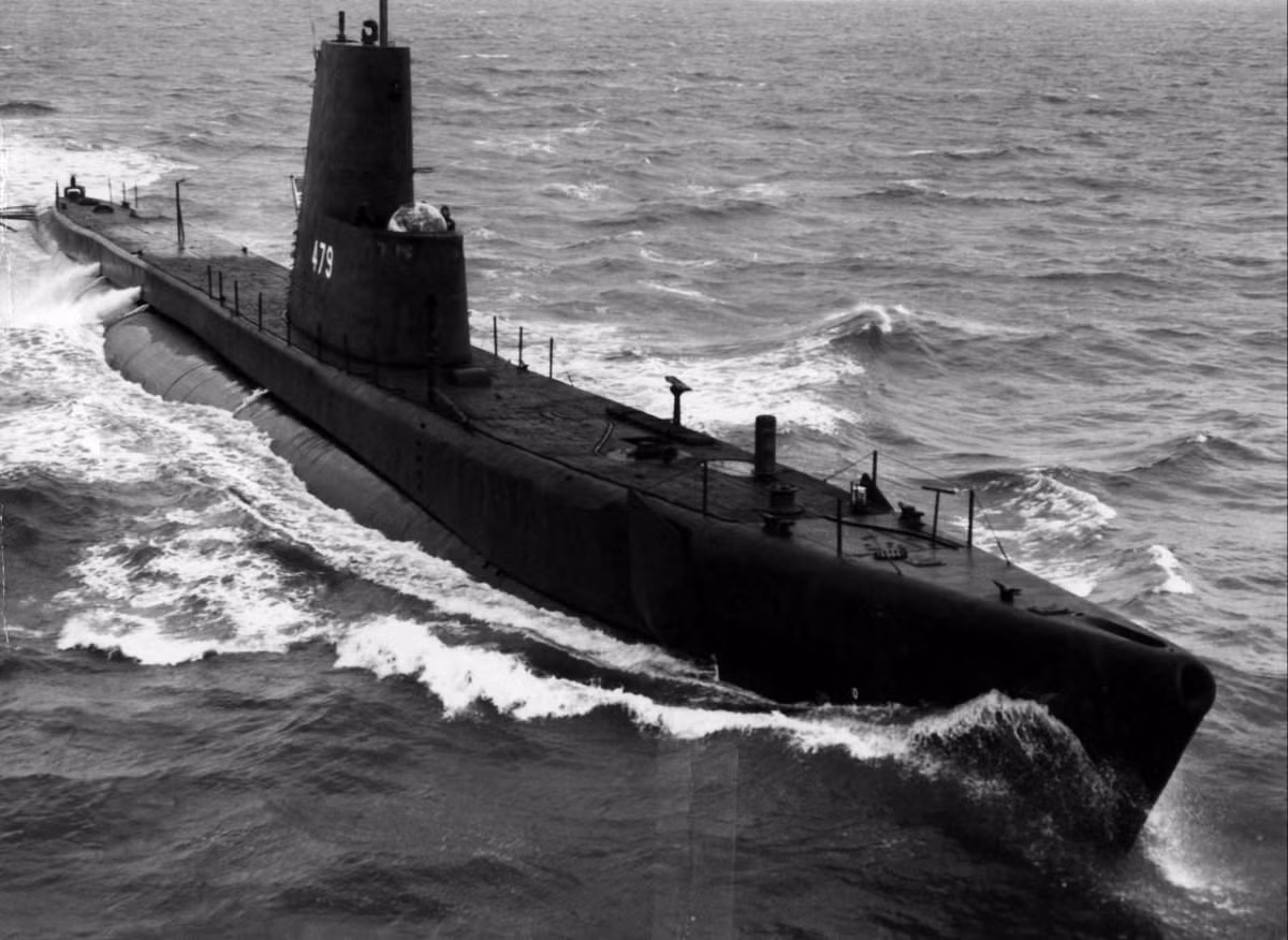 Vào ngày 23/11/1971, chiếc tàu ngầm Ghazi của Hải quân Pakistan, đang lặng lẽ len lỏi ngoài khơi bờ biển Ấn Độ ở Vịnh Bengal, thì nhận được mệnh lệnh tuyệt mật từ trụ sở chính ở Karachi: Săn lùng và tiêu diệt tàu sân bay INS Vikrant, hàng không mẫu hạm duy nhất của Hải quân Ấn Độ khi đó.