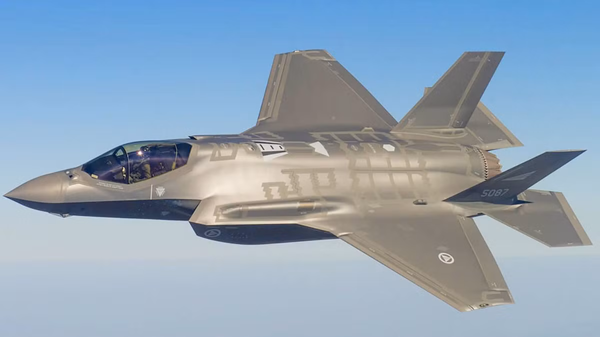 Giới lãnh đạo Quân đội Indonesia ảo tưởng, nếu từ chối Su-35, Mỹ sẽ đồng ý bán F-35 cho Indonesia. Tất nhiên Mỹ không cung cấp F-35 cho Indonesia mà khuyên Indonesia, trong quá trình chờ xếp hàng chờ đến lượt, nên mua những máy bay chiến đấu hạng nhẹ F-16; và tất nhiên Indonesia nói “không”.
