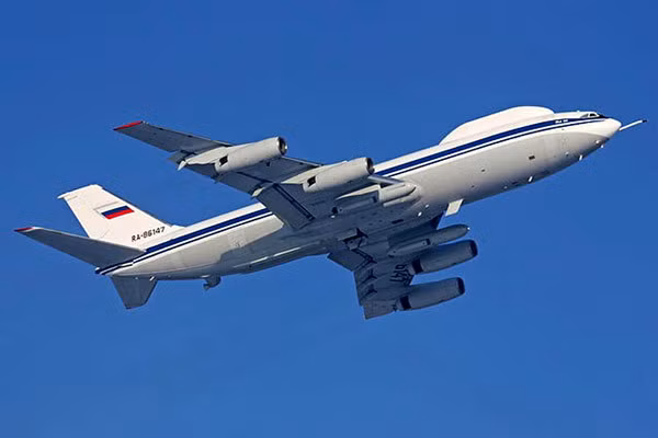 Máy bay IL-96-400M làm khung sườn để triển khai hệ thống Zvena-3S. Đây là loại máy bay thân dài và rộng; là phiên bản nâng cấp mới nhất trong gia đình IL-96. Do có một số cải tiến, nên các đặc tính kỹ thuật đã được tăng lên, phù hợp với các yêu cầu của hàng không hiện đại. Việc sản xuất Il-96-400M bắt đầu vào năm 2018 tại VASO.