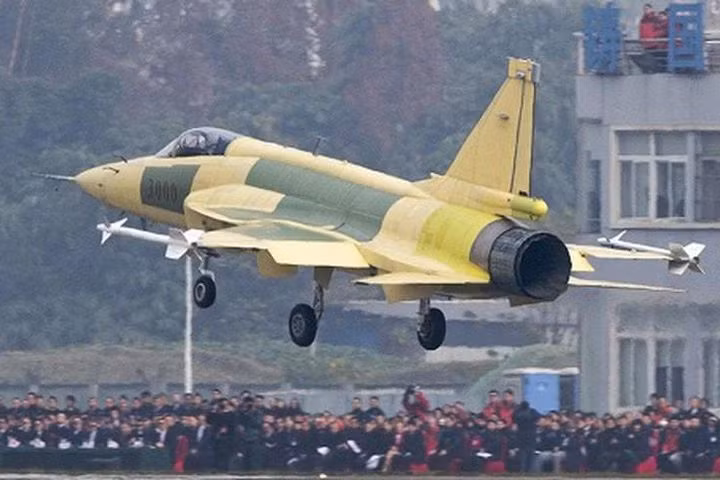 Theo thông tin từ Bộ Quốc phòng Pakistan, mẫu JF-17 Block 3 mới nhất có màn hình hiển thị đa chức năng tốt hơn, màn hình mũ phi công tích hợp, radar AESA tích hợp với bản đồ mục tiêu hồng ngoại của máy bay, động cơ mới sẽ cho phép JF-17 có thể đạt tốc độ tối đa 2.0 Mach và hơn thế nữa. Nguồn ảnh: QQ.