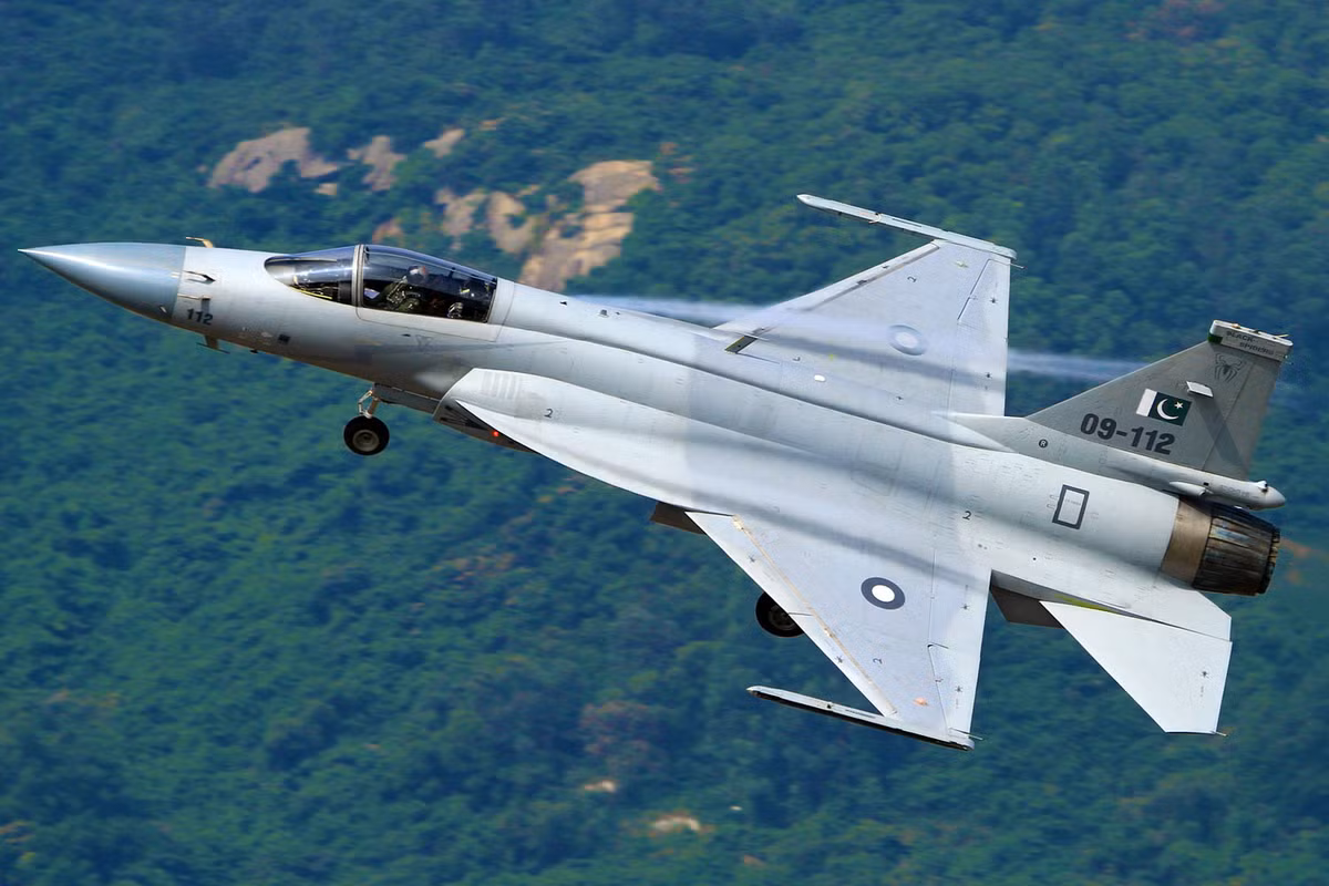Nhưng theo đánh giá của giời phân tích chính trị Argentina, quyết định của Buenos Aires mua JF-17A Block III của Pakistan, là một quyết định chính trị nhiều hơn là quân sự, vì Argentina và Pakistan có chung các giá trị về quyền tự quyết, được thảo luận hàng năm tại Đại hội đồng LHQ.