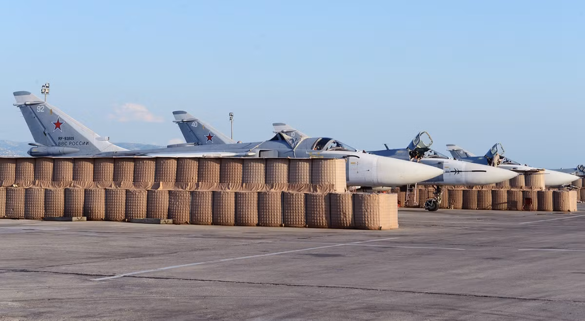 Căn cứ không quân Khmeimim trước đây đã bị quân nổi dậy thánh chiến tấn công nhiều lần; những lực lượng này hoạt động với sự “chống lưng” đắc lực của Thổ Nhĩ Kỳ; mặc dù gần đây, khả năng tấn công của phiến quân đã giảm đi đáng kể.
