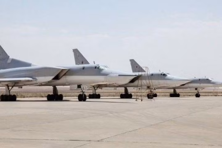 Là một loại máy bay ném bom chiến lược, việc triển khai Tu-22M của Nga tại căn cứ Khmeimim có thực sự cần thiết, khi tình hình ở Syria đến nay đã tương đối ổn định? Nga nhất thiết có cần triển khai những máy bay ném bom chiến lược, đến gần tiền tuyến nguy hiểm?