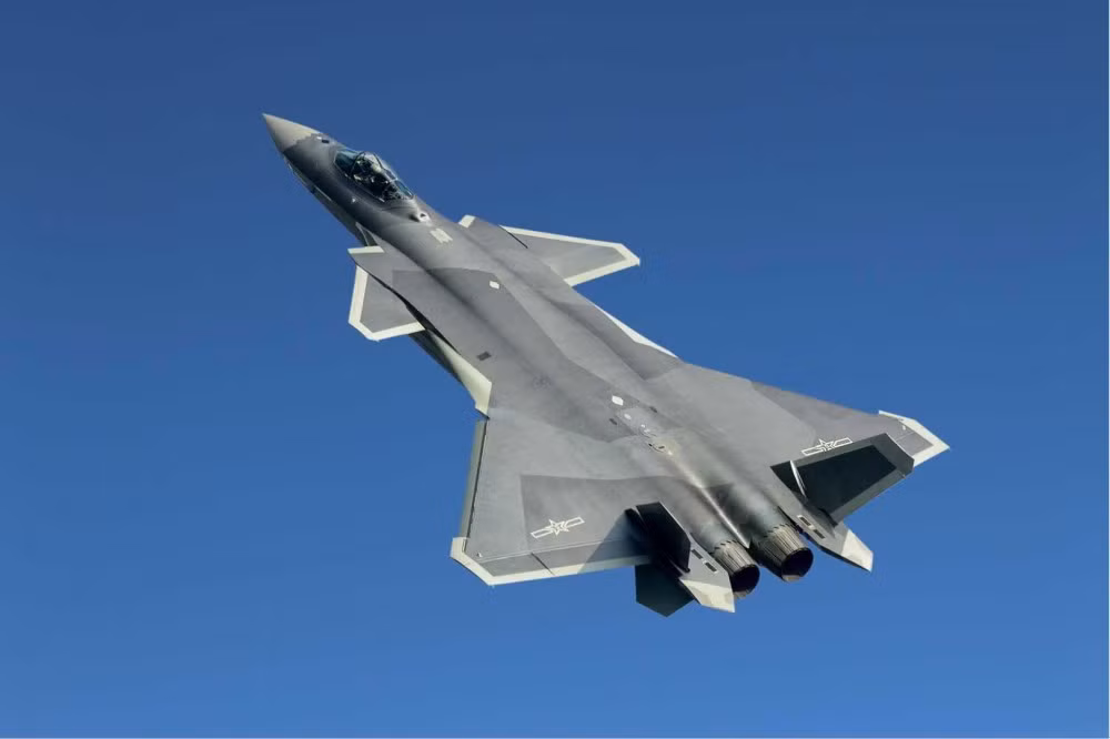 Kế đến là Chengdu J-20 có giá100 triệu USD. Có rất ít thông tin về máy bay phản lực thế hệ thứ 5 của Trung Quốc và giá của nó cũng chỉ là suy đoán. Tuy nhiên, xét đến thực tế là chi phí nhân công ở nước này đang tăng đều đặn, cũng như nước này phải mua tất cả các động cơ phản lực RD 93 và AL-31 bản xuất khẩu từ Nga.
