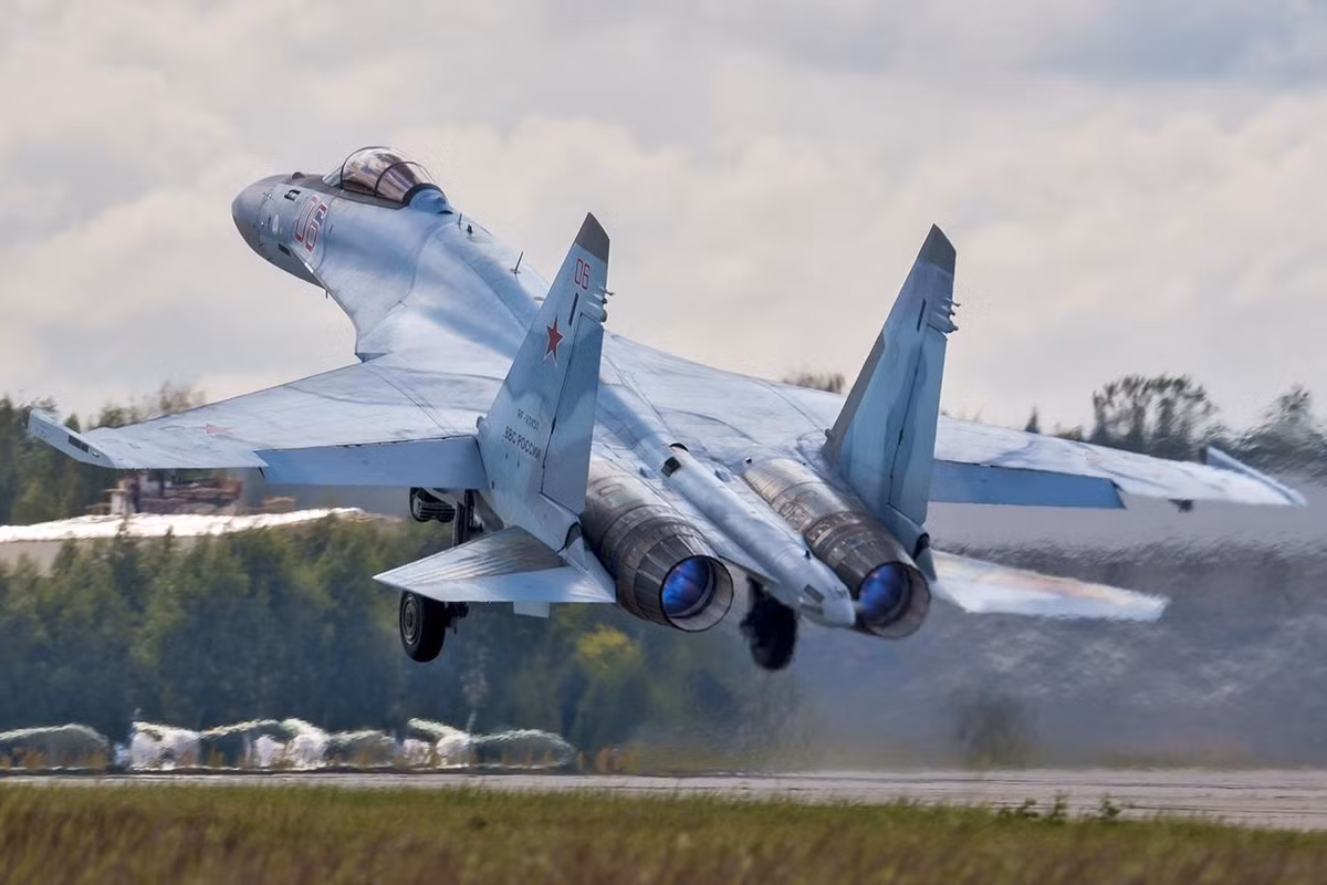 Trong danh sách các tiêm kích đắt đỏ nhất, phải nhắc tới Sukhoi Su-35 Flanker E có giá 85 triệu USD. Máy bay chiến đấu của Nga có tiếng là rẻ nhưng Su-35 thì không. Trên thực tế, giá xuất khẩu của nó còn lớn hơn cả Su-57, máy bay chiến đấu thế hệ thứ 5 mới nhất của Nga.