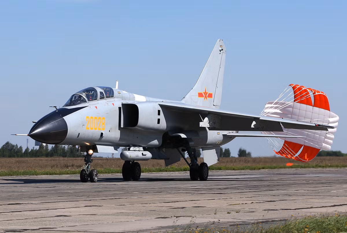 Một loại chiến đấu cơ nữa của Trung Quốc mà Iran có thể lựa chọn là JH-7, đây là loại máy bay cường kích bom, có thể mang nhiều loại tên lửa chống hạm và tên lửa đất đối không phóng từ bên ngoài khu vực phòng thủ. JH-7 được đánh giá có tính năng tương đương Su-25 của Liên Xô.