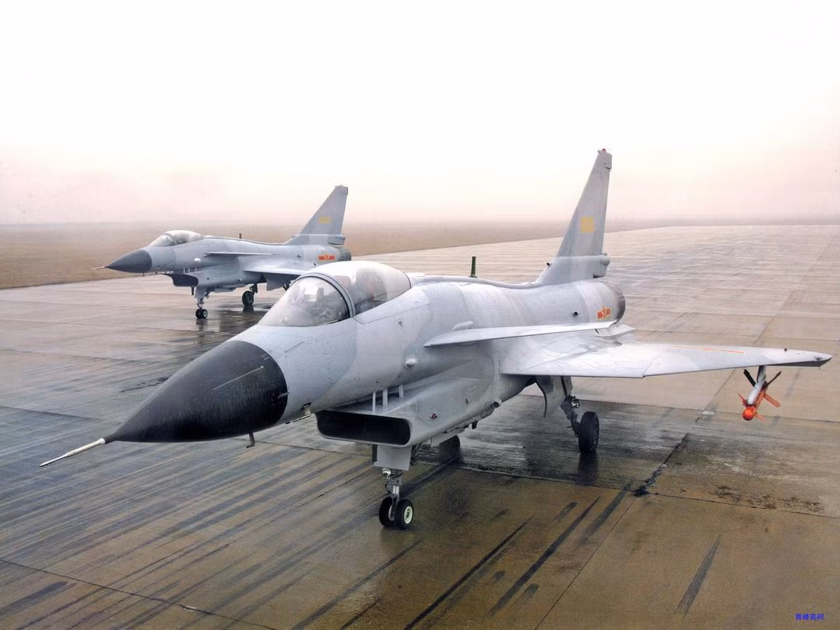Máy bay chiến đấu J-10 được đưa vào biên chế trong Không quân Trung Quốc từ năm 2006. Ước tính có hàng trăm chiếc hiện đang được biên chế, trong đó có khoảng 75 chiếc là máy bay huấn luyện J-10S hai chỗ ngồi. Không quân Trung Quốc có thể cho loại biên những chiếc J-10A cũ, để thay thế bằng J-10C mới.