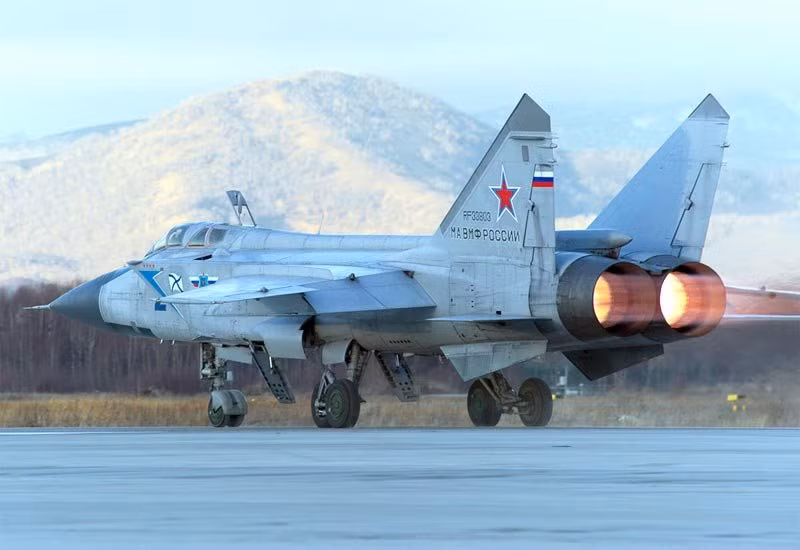 Theo mốt số thông tin, Iran đã hỏi mua MiG-31 trong những năm 1990, nhưng do áp lực của phương Tây đối với Nga, Iran đã không có được MiG-31. Trong số các máy bay chiến đấu đã qua sử dụng, MiG-31 sẽ là lựa chọn đắt tiền nhất, và nó đắt hơn nhiều máy bay chiến đấu mới như MiG-29M, đặc biệt là khi xét đến chi phí nâng cấp và chi phí vận hành cực cao của loại máy bay này.