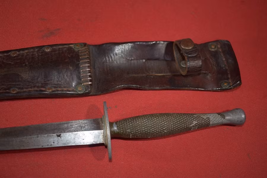 Thứ tư là dao găm chiến đấu Marine Raider Stiletto, con dao găm một lưỡi nhọn, hai mặt mỏng với phần bảo vệ tay hình thánh giá. Được trang cho Thủy quân Lục chiến trong thế chiến thứ hai.
