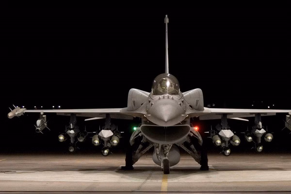Lầu Năm Góc đang xem xét các biện pháp hợp lý, để giữ cho phi đội F-16 tiếp tục trong biên chế, trong đó có nâng cấp cho F-16 nhiều công nghệ của máy bay chiến đấu thế hệ 5 như radar AESA APG-83 và sử dụng các thùng nhiên liệu phù hợp.