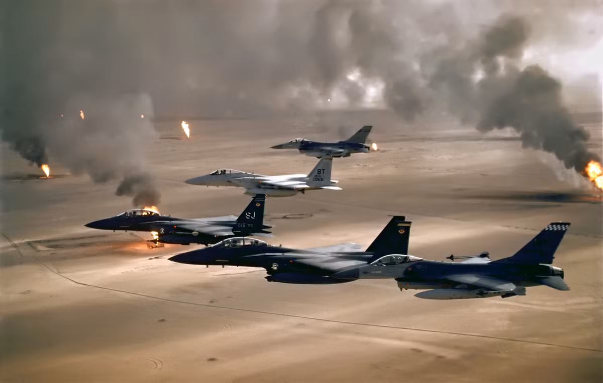 Phi đội F-16 của Mỹ lần đầu tiên xuất kích trong Chiến tranh vùng Vịnh năm 1991, nó thực hiện hơn 13 nghìn phi vụ tấn công bằng bom thường và tên lửa Maverick. Ngoài ra, những chiếc F-16 còn thực hiện săn lùng các khẩu đội tên lửa đất đối không của Iraq, bằng tên lửa AGM-88 Harm.