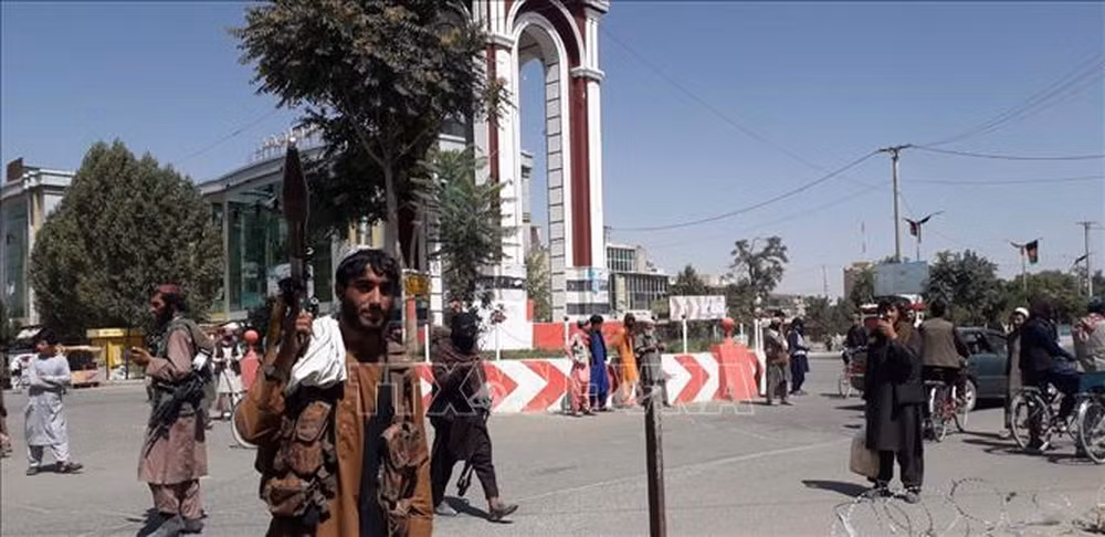 Và chính quyền Afghanistan đơn giản là đang đếm ngược thời gian. Do đó có thể xảy ra khả năng, Nga sẽ cung cấp trực thăng, nhưng sẽ không nhận được tiền trả. Và thay vào đó, họ sẽ không chỉ nhận được thiệt hại về kinh tế, mà còn cả chiến lược.