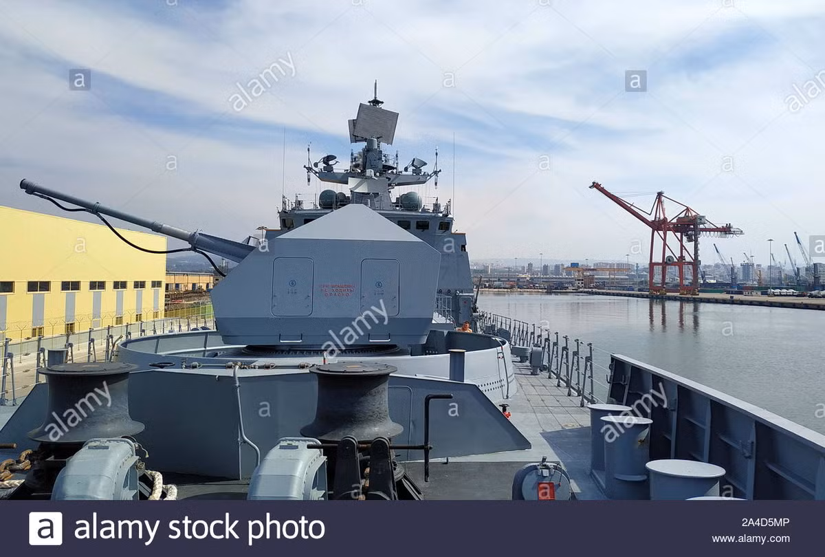 Về vũ khí phòng không gồm hai cụm ống phóng thẳng đứng VLS (12 giếng/cụm), dùng cho tên lửa đất đối không 9M317M; hai hệ thống pháo phòng thủ tầm gần AK-630, một bệ phóng cho 8 tên lửa Igla-S hoặc Verba VSHORAD.