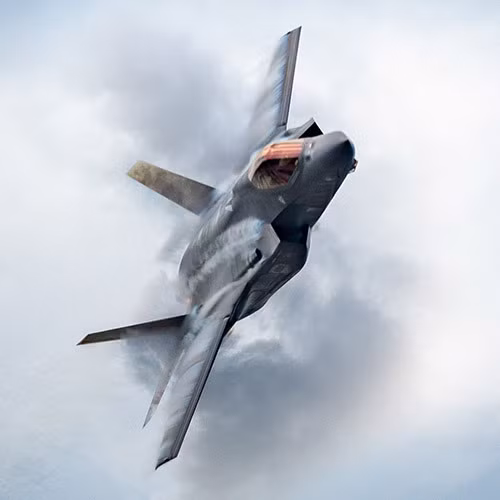 Lầu Năm Góc đã mất gần 10 năm để nhận ra rằng, F-35 là một chiếc máy bay “tầm thường”. Chiến đấu cơ F-35 thực hiện chuyến bay đầu tiên vào năm 2006 và hoạt động thử nghiệm của nó trong Thủy quân lục chiến (ILC) bắt đầu vào năm 2012.