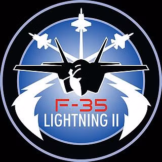 Nhưng người Mỹ không có ý định từ bỏ hoàn toàn F-35. Muốn bỏ F-35, phải do Quốc hội Mỹ thông qua. Nhưng các nghị sĩ đã tích tụ rất nhiều bức xúc với chiếc máy bay, đã ngốn quá nhiều tiền ngân sách trong nhiều năm. Nếu dừng lại như F-22, thì F-35 có lẽ là vụ lừa đảo thế kỷ của Lockheed Martin. Nguồn ảnh: USAF.