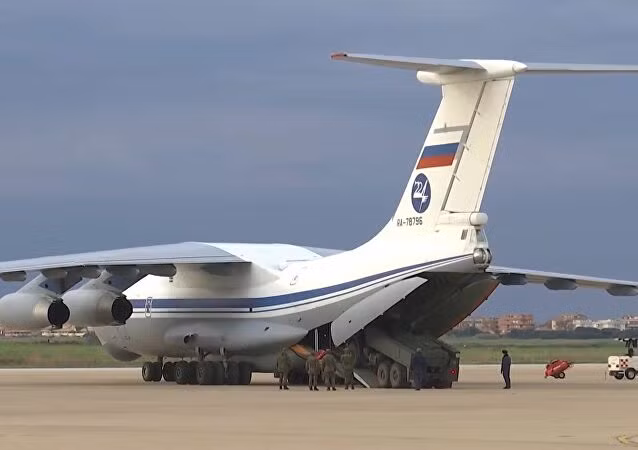 Nhưng hiện tại Nga chỉ có 16 chiếc ở trên và "ngựa ô" chính trong hạng mục hạng nặng là Il-76 từ thời Liên Xô cũ. Vào thời kỳ đỉnh cao, nó được coi là một chiếc máy bay đầy hiệu quả, khi có thể cung cấp tới 4 đơn vị xe bọc thép nhảy dù hoặc hạ cánh, nhưng bây giờ nó thua kém khá nhiều so với các đối thủ cạnh tranh.