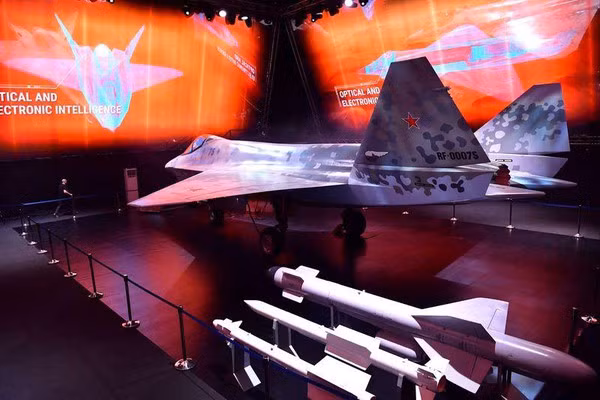 Su-75 Checkmate sẽ có mặt trên thị trường quốc tế trong thời gian gần nhất. Theo ông Yuri Slyusar, công ty đã nghiên cứu kỹ lưỡng các quốc gia và khu vực tiềm năng có thể quan tâm hoặc đưa ra bất kỳ tín hiệu nào cho việc mua máy bay chiến đấu này.
