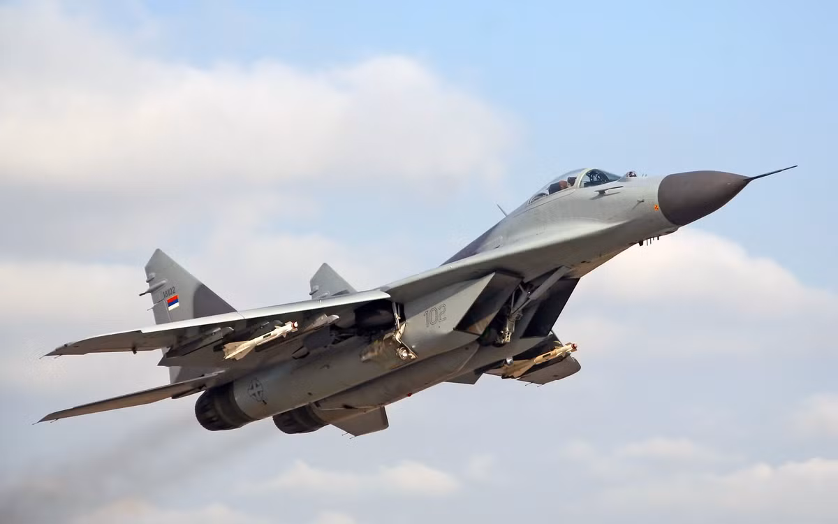 MiG-29M sử dụng công nghệ máy bay thế hệ 4+, vượt trội so với F-15C, mặc dù tốc độ chậm hơn và thấp hơn một chút, nhưng chiến đấu cơ MiG-29M có khả năng cơ động tốt hơn. MiG-29M trang bị tên lửa không đối không có tầm bắn đến 130km và các cảm biến hồng ngoại tiên tiến.