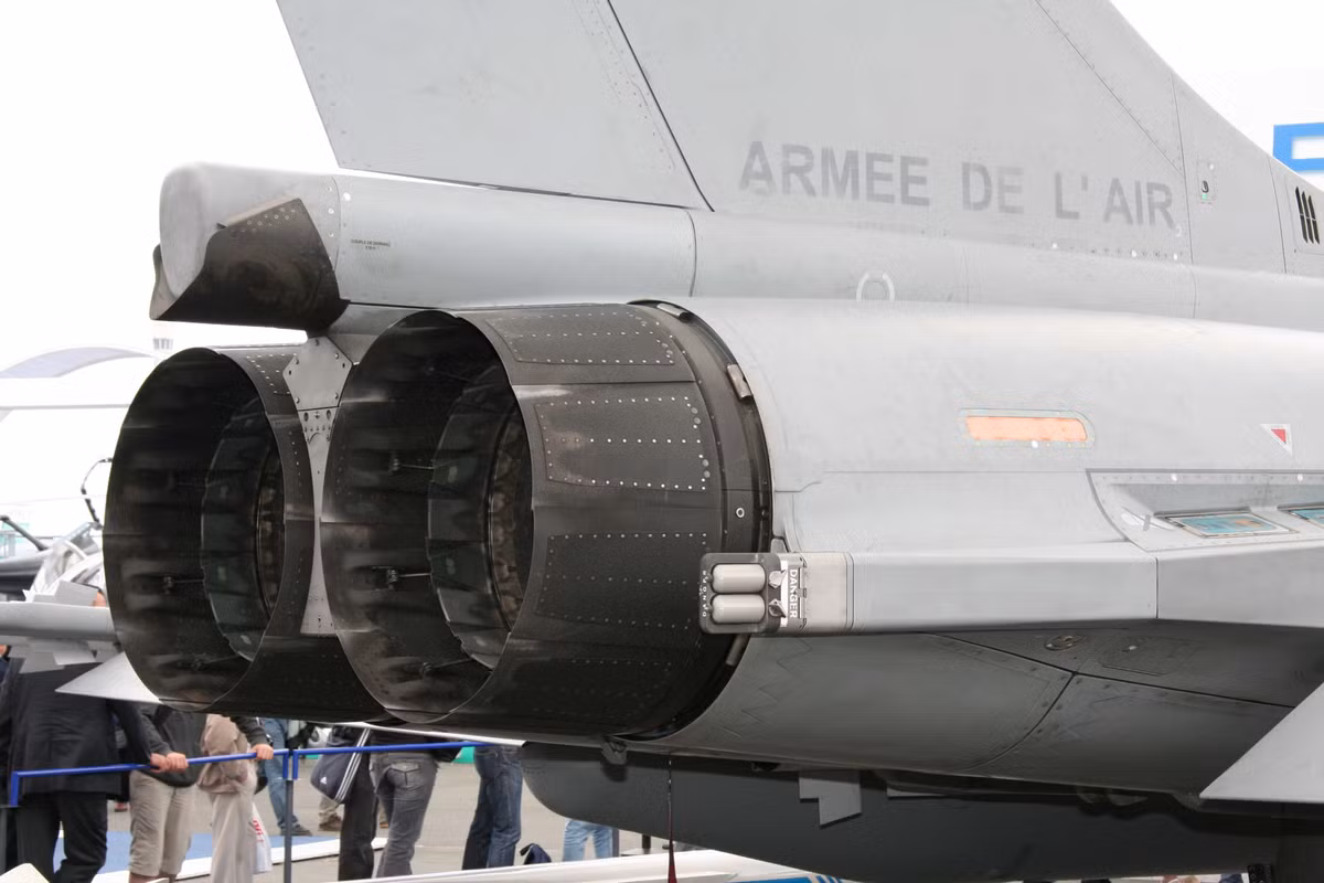 Do hiệu suất rất hạn chế của động cơ M88, đã khiến Rafale chỉ đạt tốc độ tối đa Mach 1,8; trong đó F-16 Mỹ và J-10 của Trung Quốc có thể bay với tốc độ Mach 2 và tiêm kích MiG-29 nặng hơn một chút của Nga, có thể đạt tốc độ Mach 2,3. 