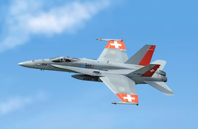 F-18E Super Hornet được hưởng lợi từ việc tương thích với nhiều cơ sở hạ tầng bảo trì tương tự như máy bay F-18C mà Không quân Thụy Sĩ đã triển khai, với việc chuyển đổi từ dòng máy bay Hornet sang Super Hornet cũng sẽ rất thuận tiện.