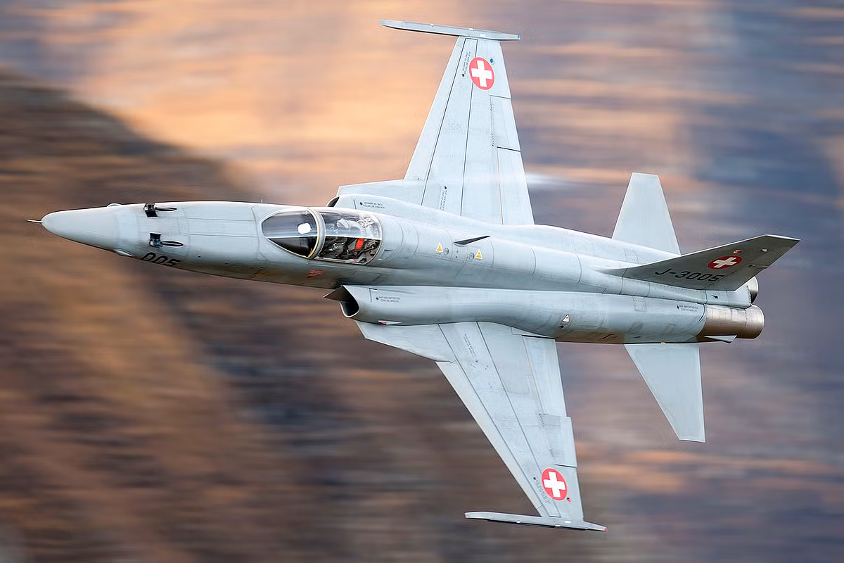 Máy bay được chọn sẽ thay thế phi đội F-5E Tiger II và máy bay chiến đấu F-18C Hornet lỗi thời của Không quân Thụy Sĩ. F-35 và F-18E được kỳ vọng sẽ trở thành những ứng cử viên hàng đầu, một phần do lịch sử Thụy Sĩ thường ưa thích đối với máy bay chiến đấu của Mỹ.