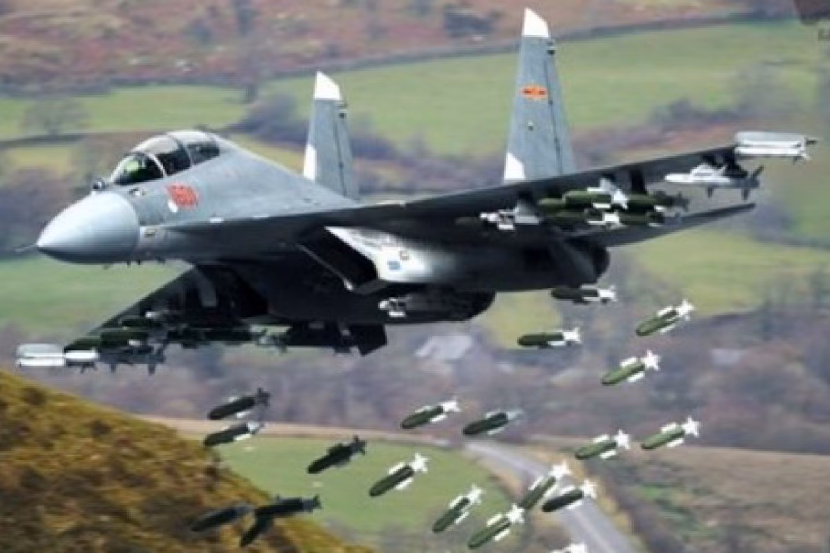 So với vũ khí "hạn chế" của Rafale, vũ khí của J-16 phong phú hơn nhiều. Tên lửa tầm trung PL-10E có tầm bắn tối đa 60 km, tải trọng tối đa 60G và khả năng xoay góc lệch trục 90°, "đè bẹp" tên lửa Mika về mọi mặt. Ngoài ra J-16 có thể sử dụng tên lửa tầm gần PL-8 và tên lửa chống bức xạ LD10.