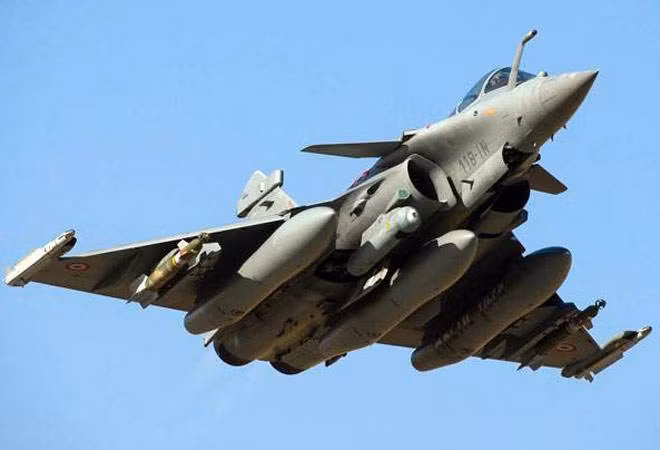 Về vũ khí, loại vũ khí không đối không nội địa duy nhất mà Rafale có thể lựa chọn là tên lửa không đối không tầm trung Mika. Mika sử dụng thiết kế mô-đun, dùng đầu dò hồng ngoại và radar, có thể tiến công mục tiêu tầm gần và tầm trung.