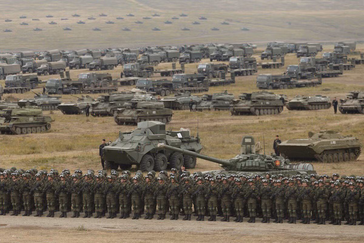 Vào ngày 14/9/1981, Bộ Ngoại giao Liên Xô đã mời các quan sát viên từ các nước NATO đến xem cuộc tập trận quân sự Zapad-81. Để làm cho cuộc tập trận này trở nên thực tế và có tính răn đe cao hơn, giới lãnh đạo Liên Xô yêu cầu đối với cuộc tập trận này là càng thực tế càng tốt, với tác động trực quan tốt nhất.